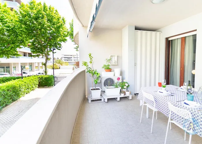 64a Bilocale In Zona Servita A Due Passi Dal Mare Апартаменты *